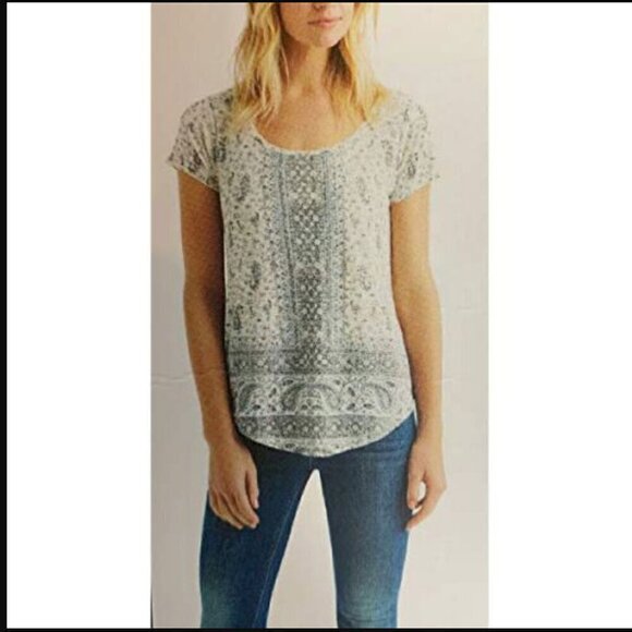 LUCKY BRAND Women's Scoop Neck Graphic Tee T-Shirt with Curved Hemline Medium - Picture 2 of 7